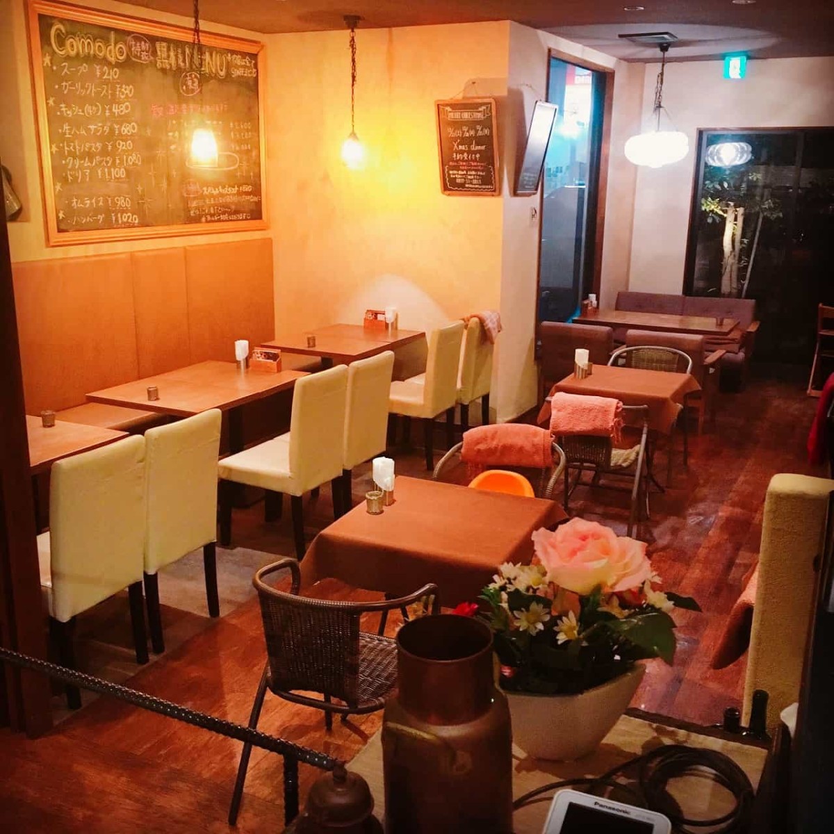 鳥取県米子市にある『CafeRestaurantCOMODO』の店内