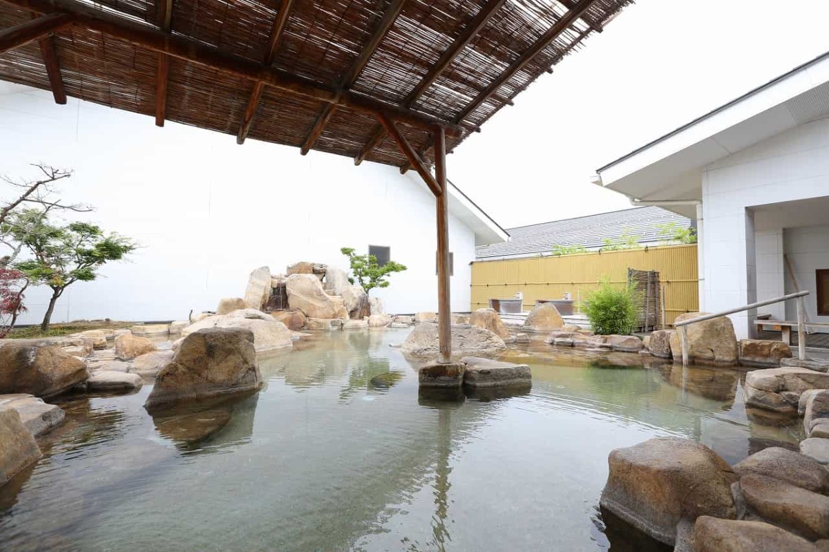 島根県出雲市にある日帰り温泉施設『いずも縁結び温泉ゆらり』の露天風呂