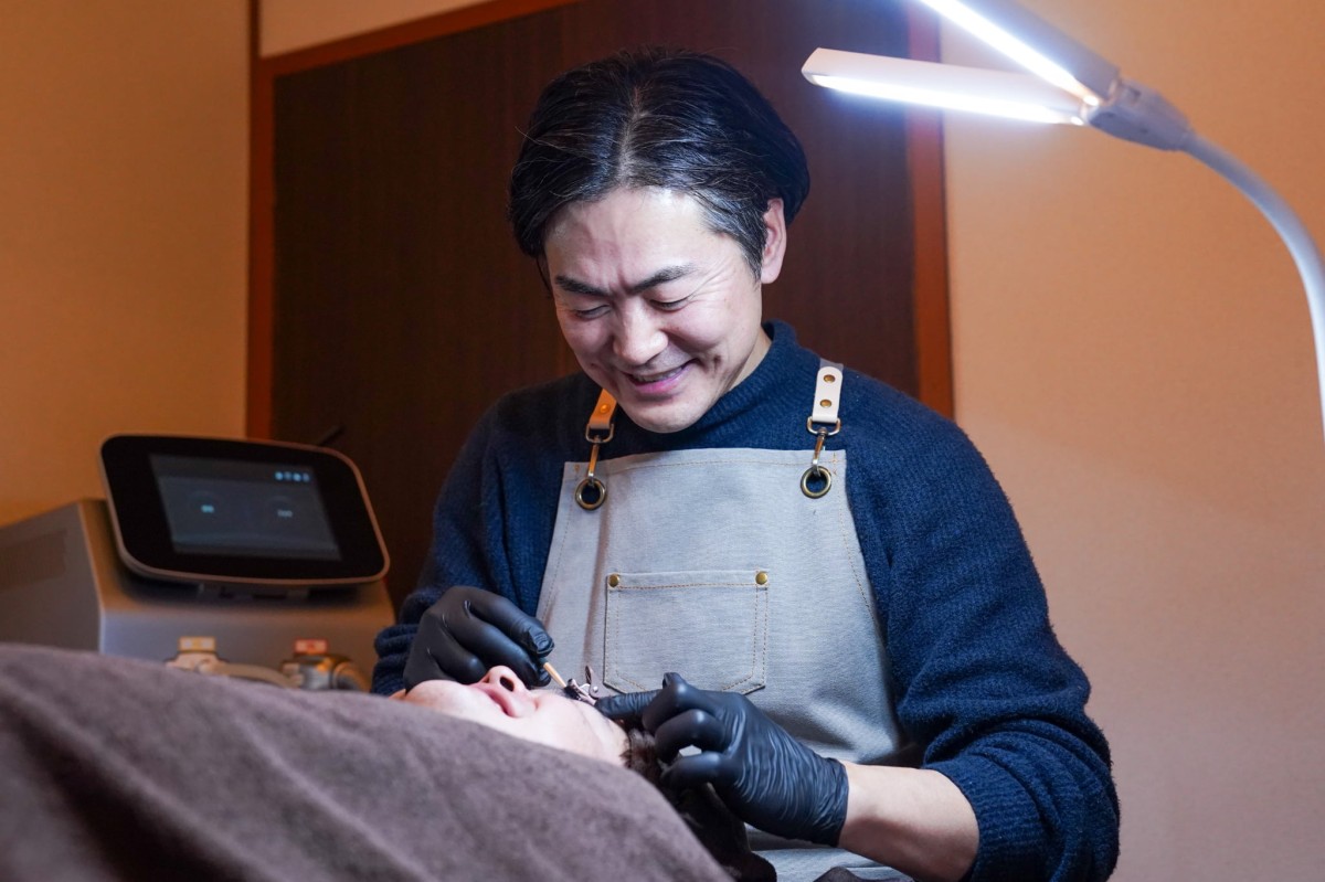 鳥取県米子市にオープンした男性専用サロン『メンズ専門脱毛サロン 米子男磨堂』の施術の様子