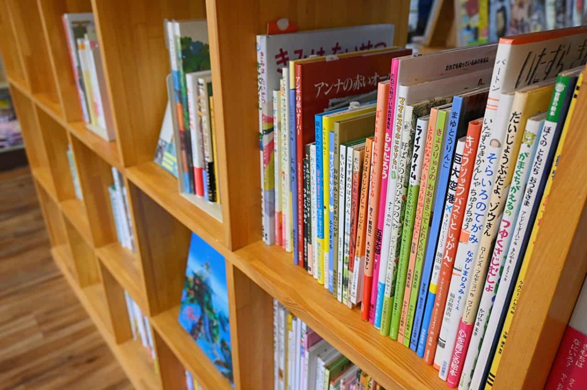 島根県出雲市にある『小村書店』の絵本の棚