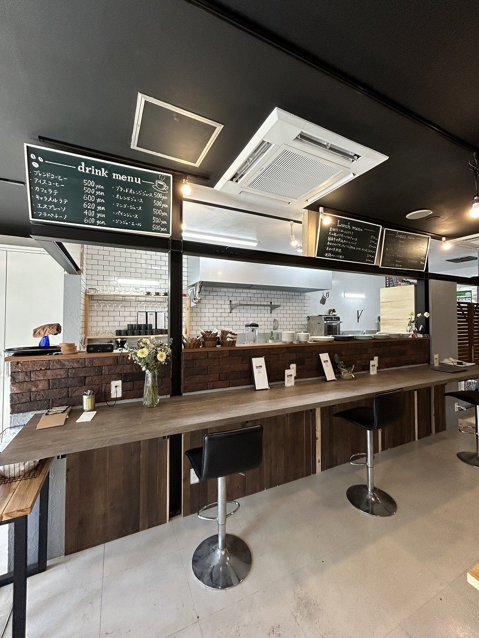 鳥取県倉吉市にオープンしたカフェ『ブライアントカフェアンドレスト』の店内の様子