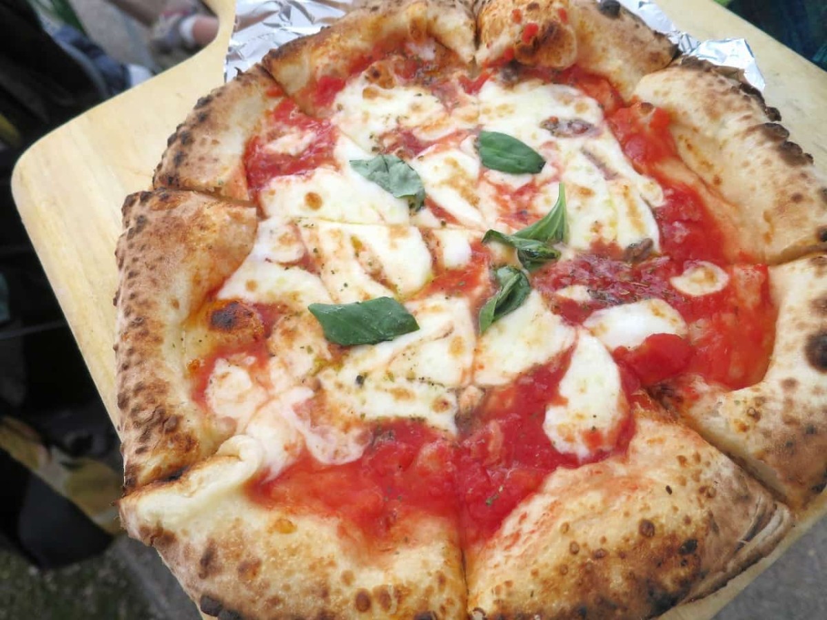 鳥取県米子市『弓ヶ浜公園』で毎週日曜に開催の朝市「ムサシオープンデパート」で販売しているピザ