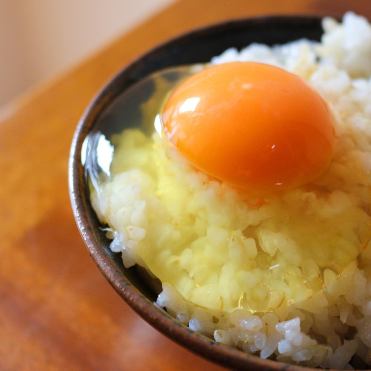 島根県雲南市のブランド卵「彩り天佑卵」のたまごかけご飯