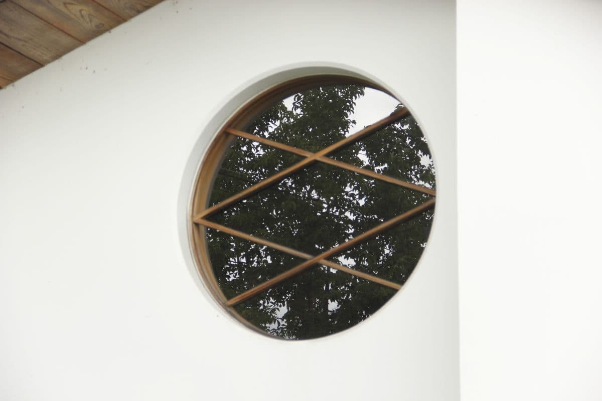 島根県奥出雲町横田にある「雲州そろばん伝統産業会館」のそろばん形の窓