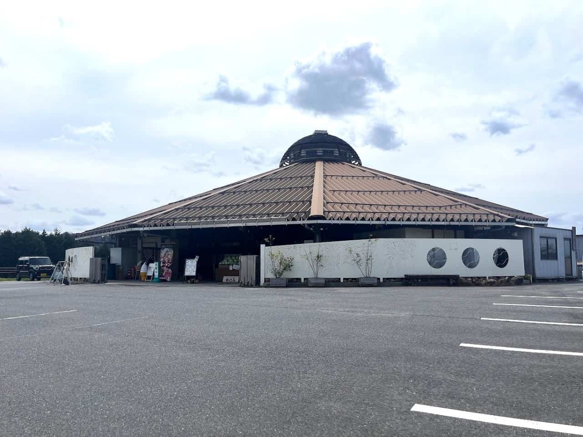 鳥取県西伯郡伯耆町にある『ご当地ファーム山の駅大山望』の外観