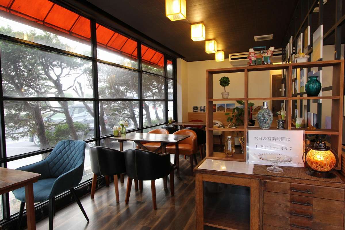 島根県松江市にある『Cafe ailes』の店内