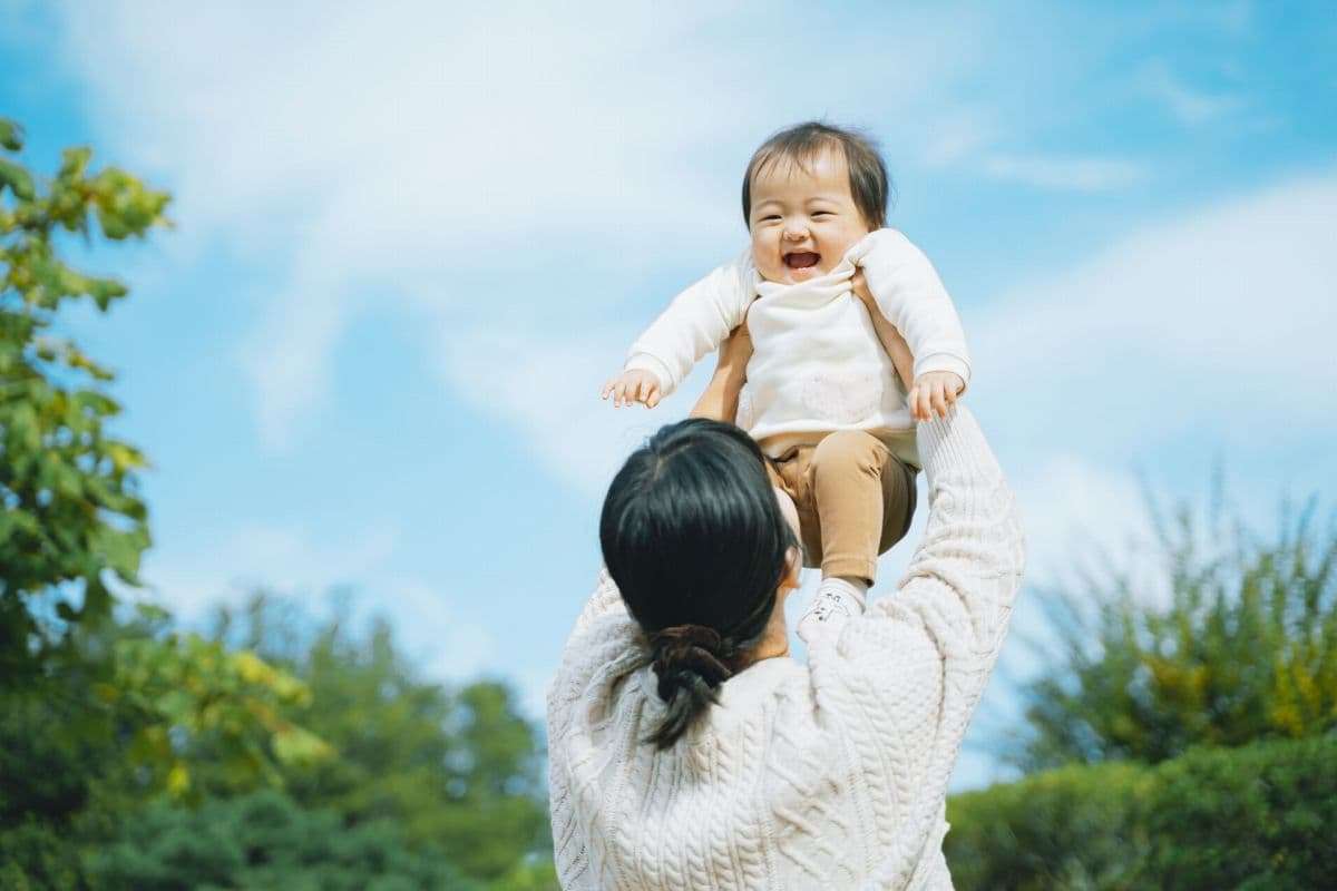 赤ちゃんをあやすママ