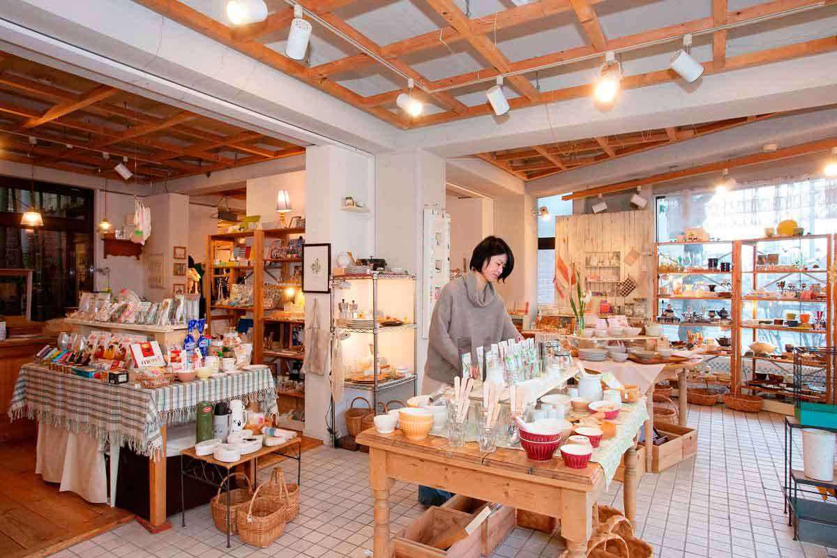 鳥取県米子市にあるショップ＆カフェ『ティズクレイ』の店内
