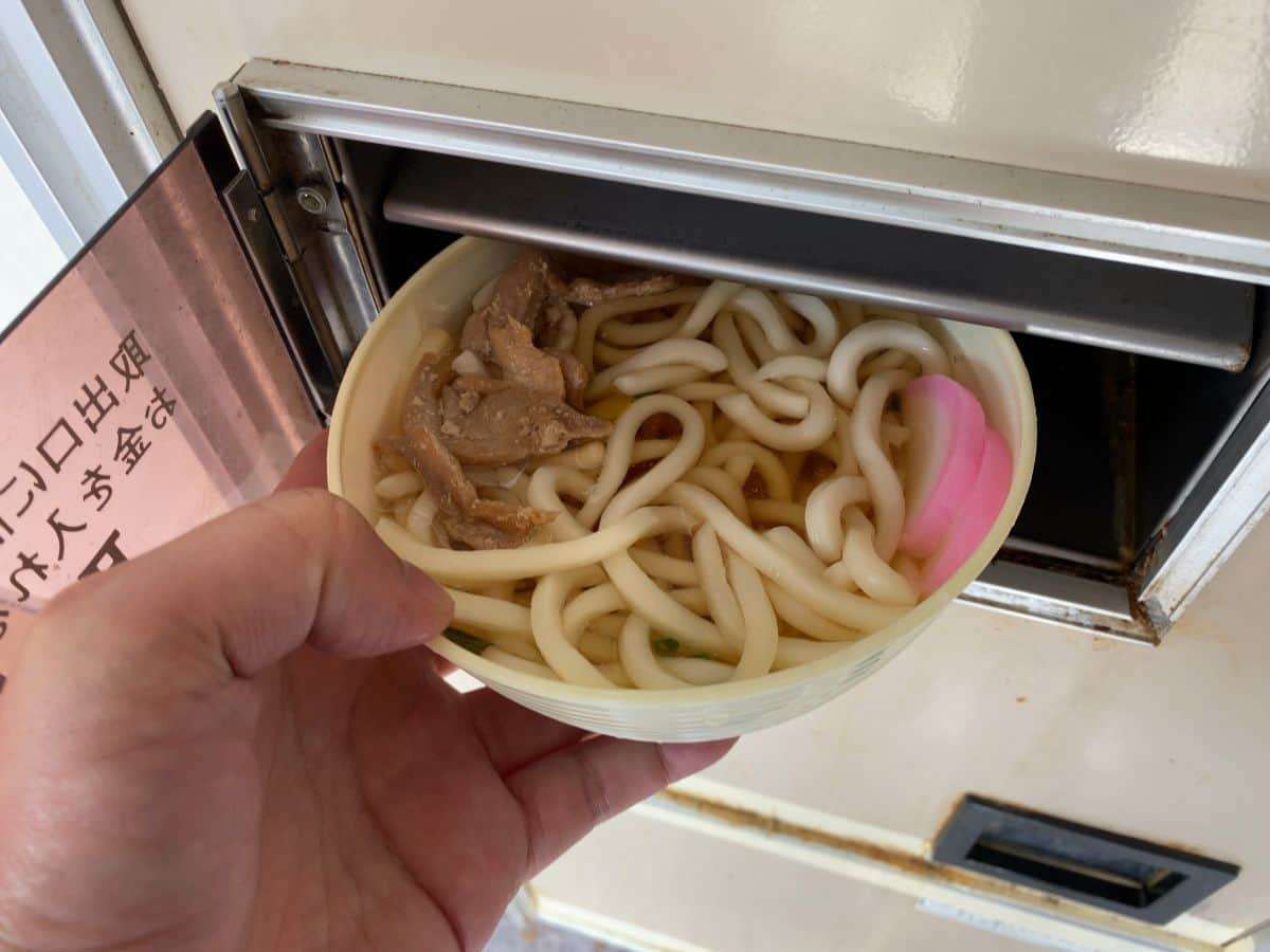 島根県川本町のレトロ自販機スポット「コインレストランかわもと」のかしわうどん