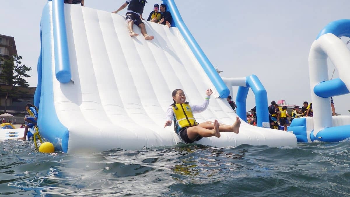 人気記事_浜田市の海水浴場に海上アスレチック「海神」新登場！びしょ濡れ爽快な大注目イベントです【ラズダ広告】