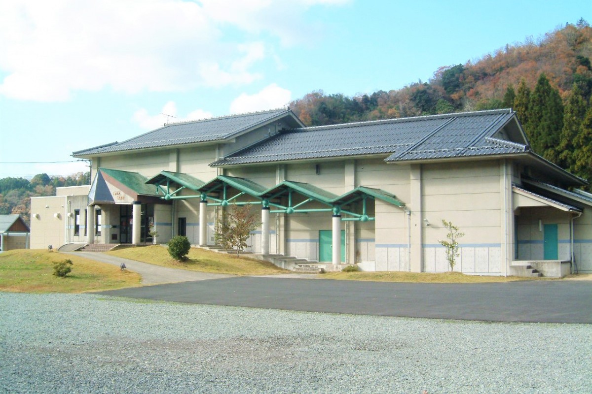 島根県雲南市で見られる「出雲神楽」の会場「古代鉄歌謡館」の外観