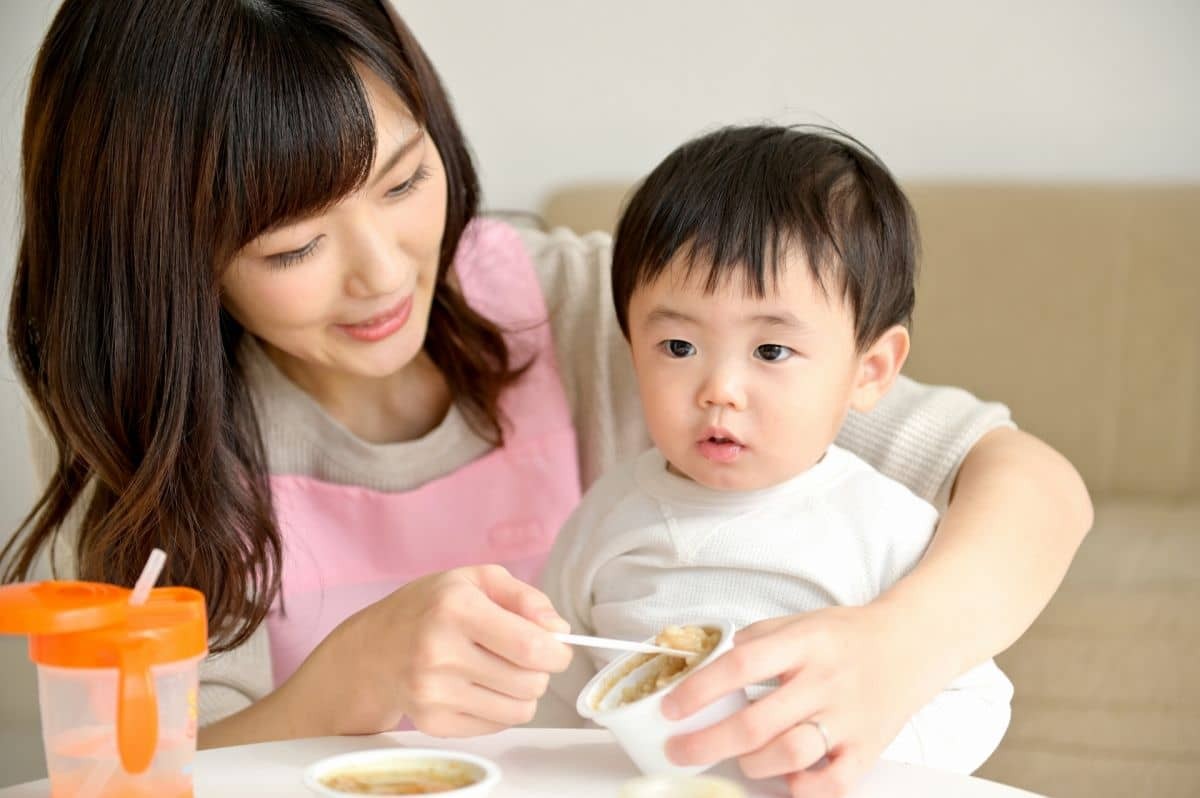 離乳食を食べる赤ちゃん