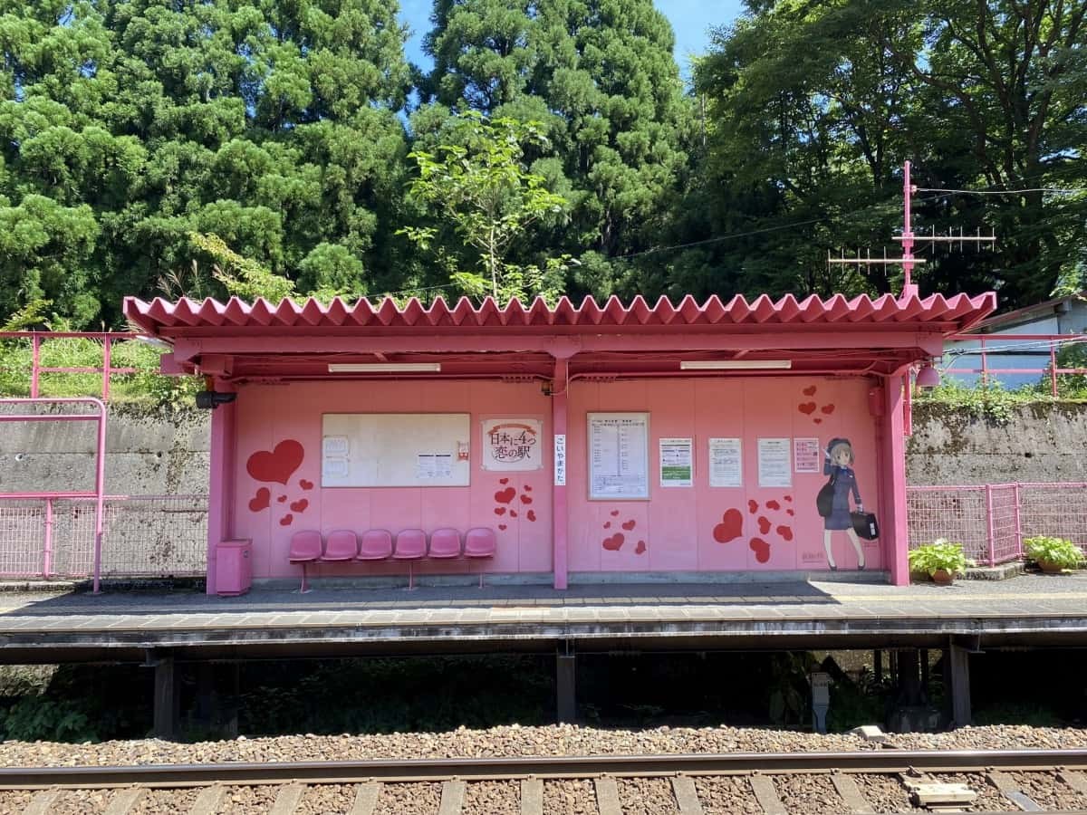 人気記事_“恋がかなう駅”「恋山形駅」はピンク一色＆ハートいっぱい！存在感がスゴイ無人駅