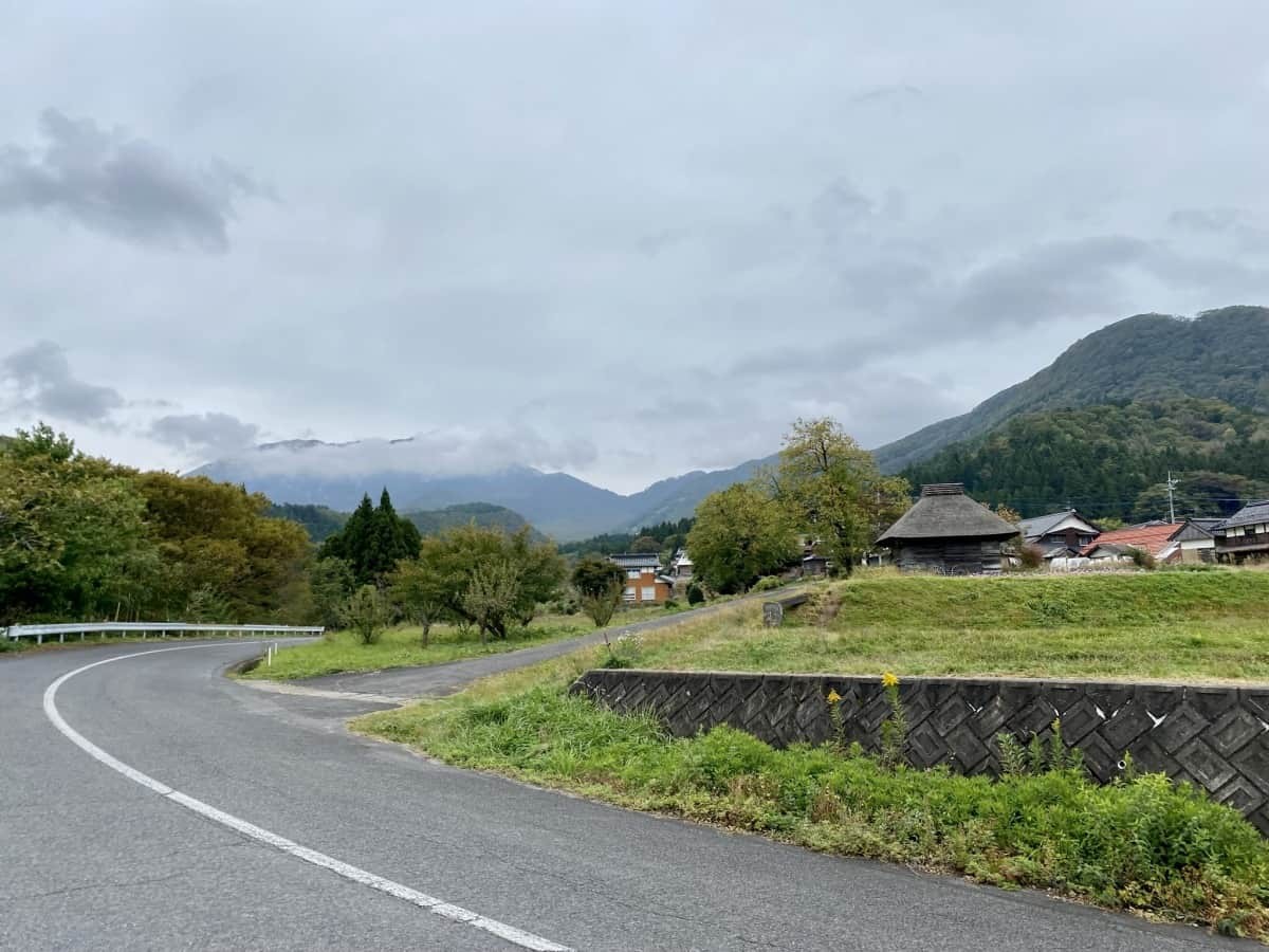 鳥取県江府町_御机の茅葺小屋_みづくえのかやぶきごや_場所_コスモス_大山_観光