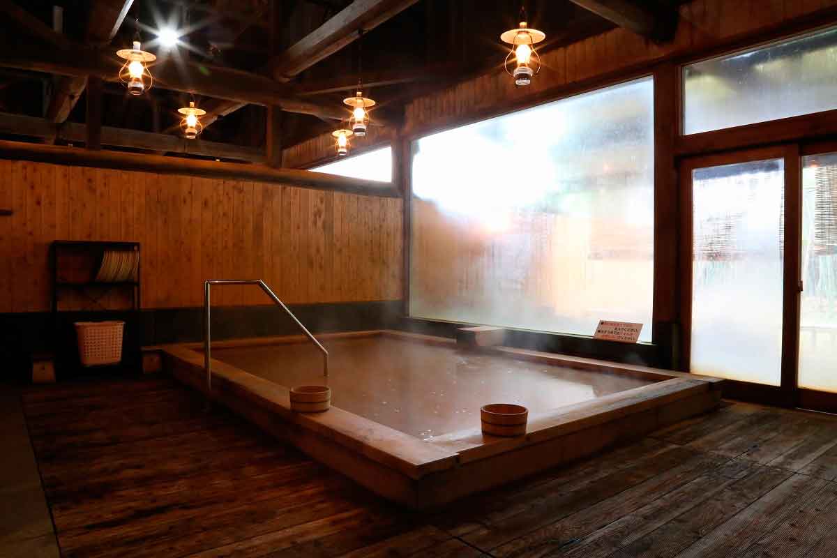 島根県出雲市にある人気日帰り温泉『出雲駅前温泉 らんぷの湯』の湯船