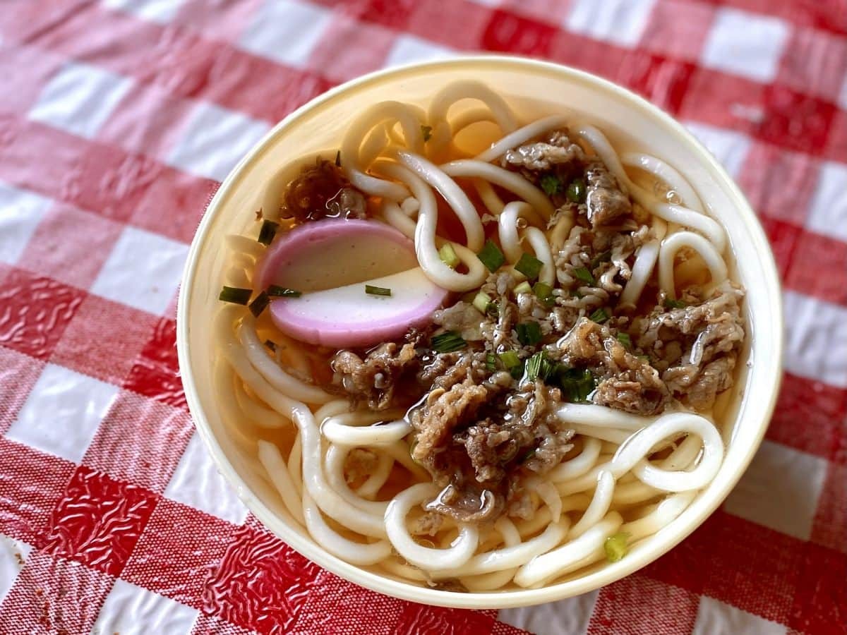 島根県益田市のレトロ自販機スポット「風花」のうどん