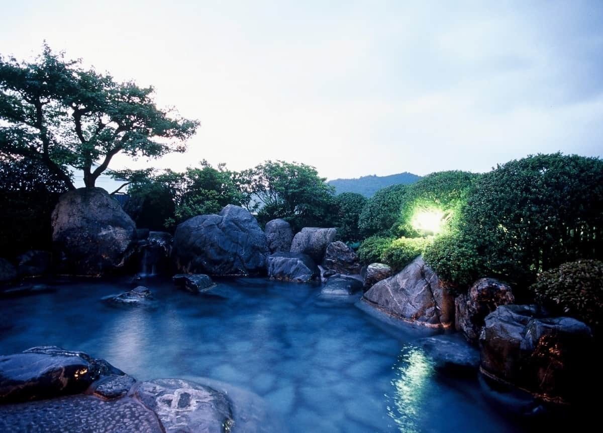 島根県安来市にある温泉旅館『さぎの湯荘』の露天風呂の様子