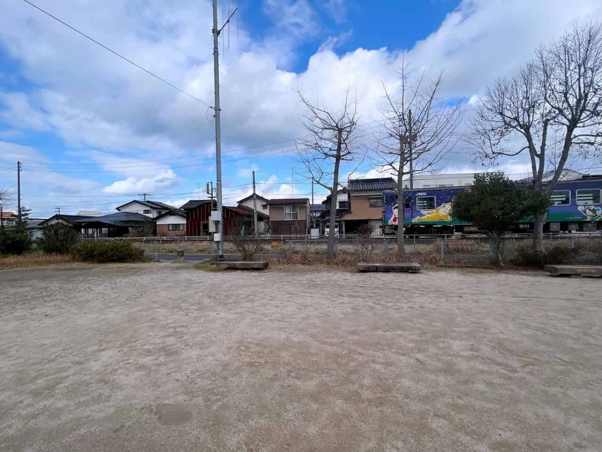 鳥取県米子市の三本松公園から見られるJR境線の鬼太郎列車