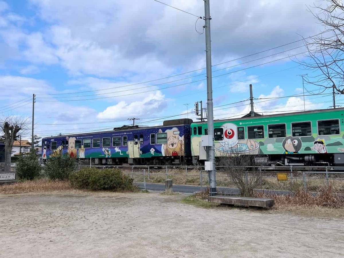 鳥取県米子市の三本松公園から見られるJR境線の鬼太郎列車