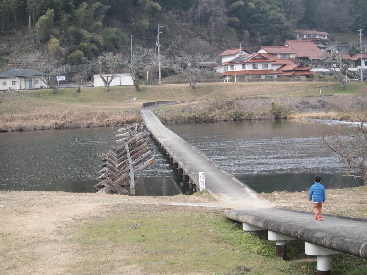 島根県雲南市の斐伊川に架かるお出かけスポット『願い橋（潜水橋）』