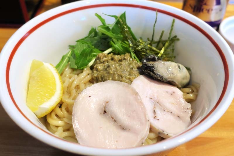 鳥取県倉吉市の人気ラーメン店『麺屋TASUKU』の「牡蠣のまぜそば」