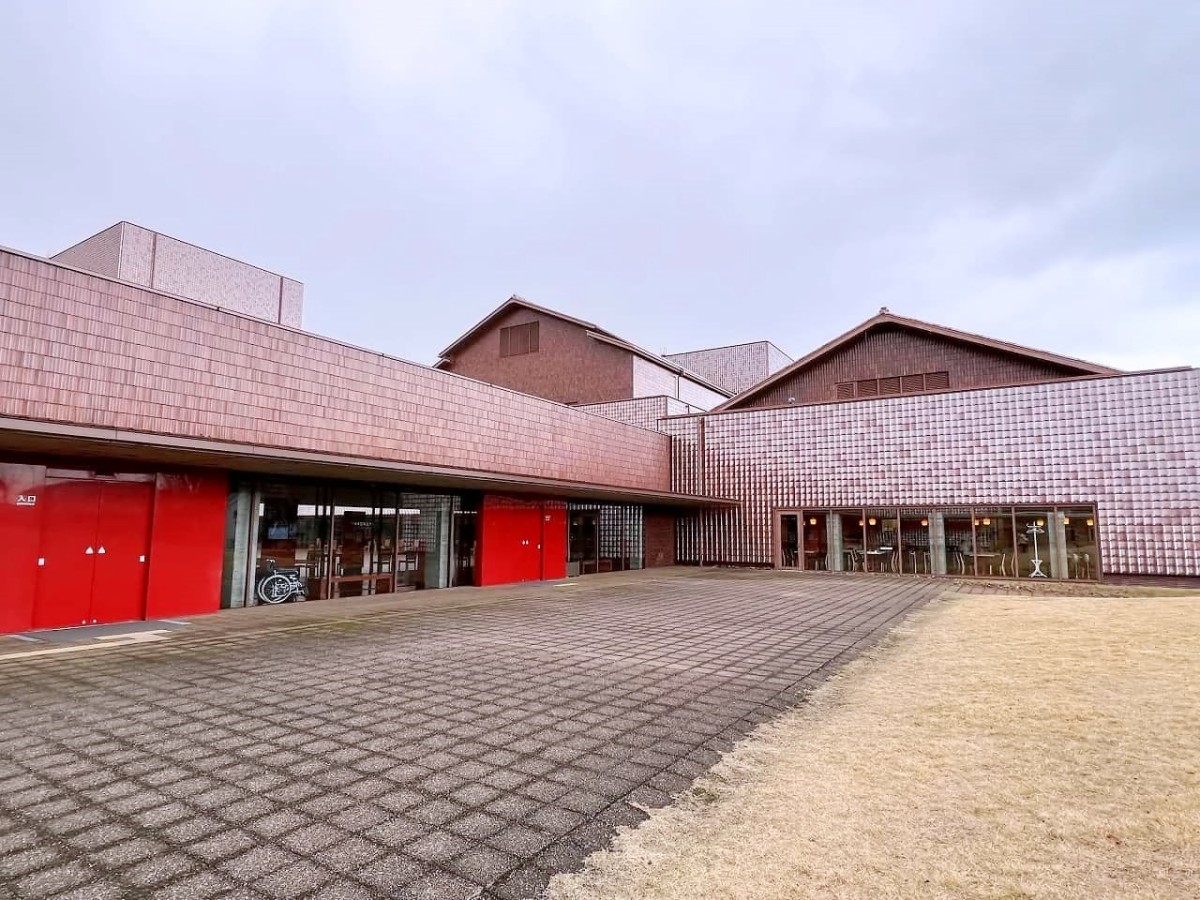 島根県益田市にある観光・アートスポット『グラントワ』の建築美