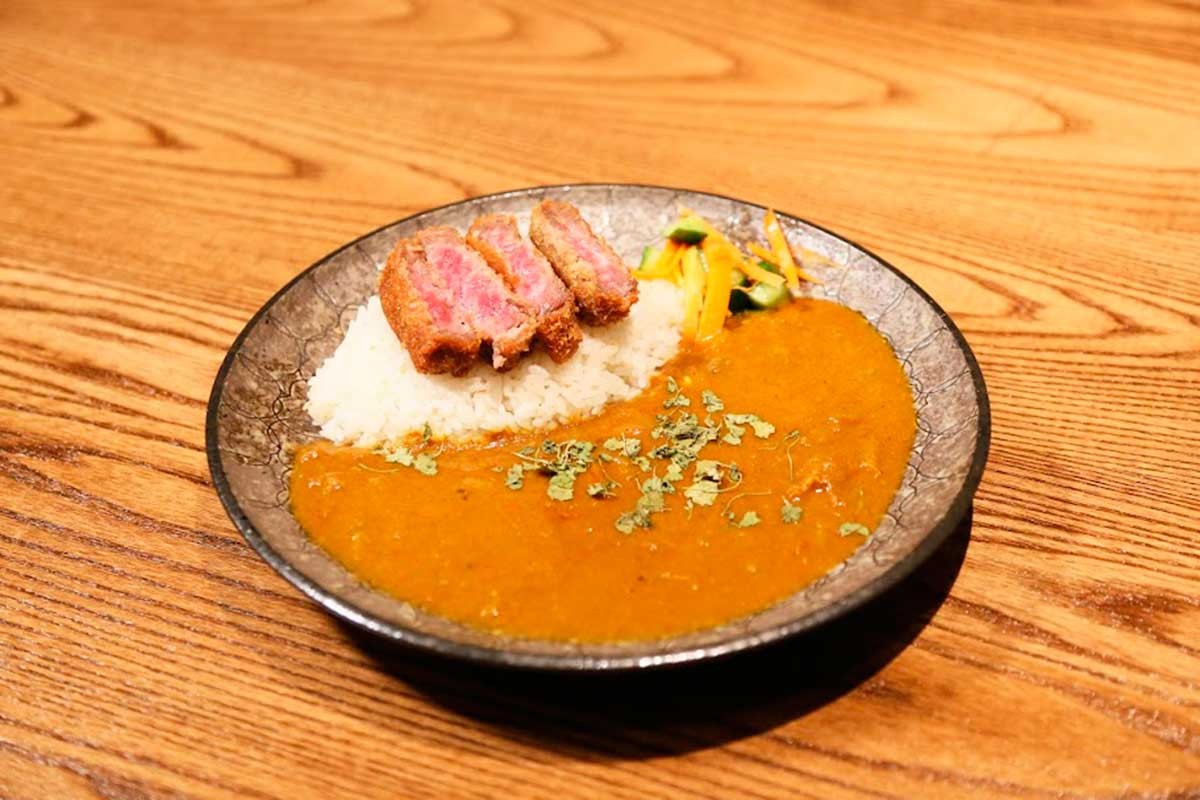 松江駅近くにオープンしたカレー専門店『LAMP（ランプ）』のメニュー「牛カツカレー」