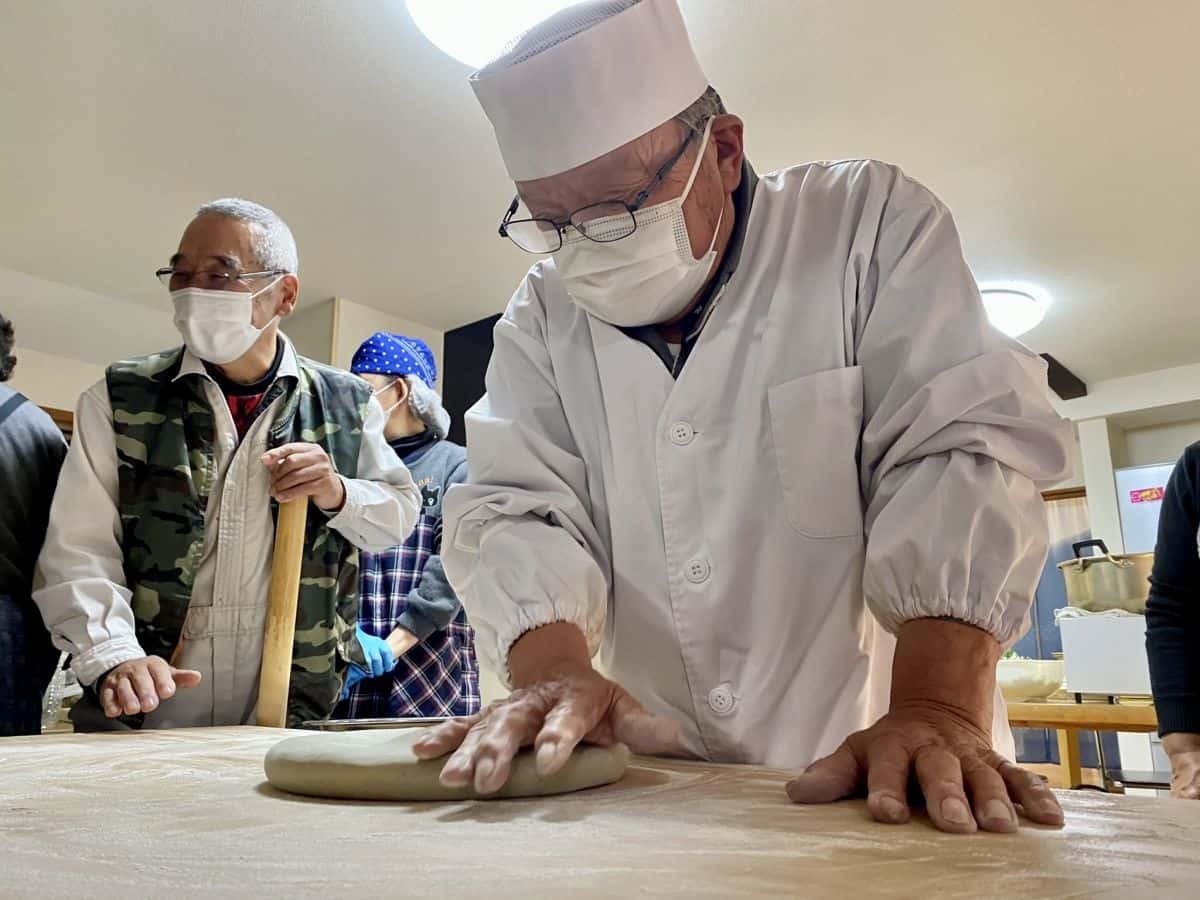 出雲市伊野地区で行われた耕作放棄地復活プロジェクトのそば打ち体験の様子