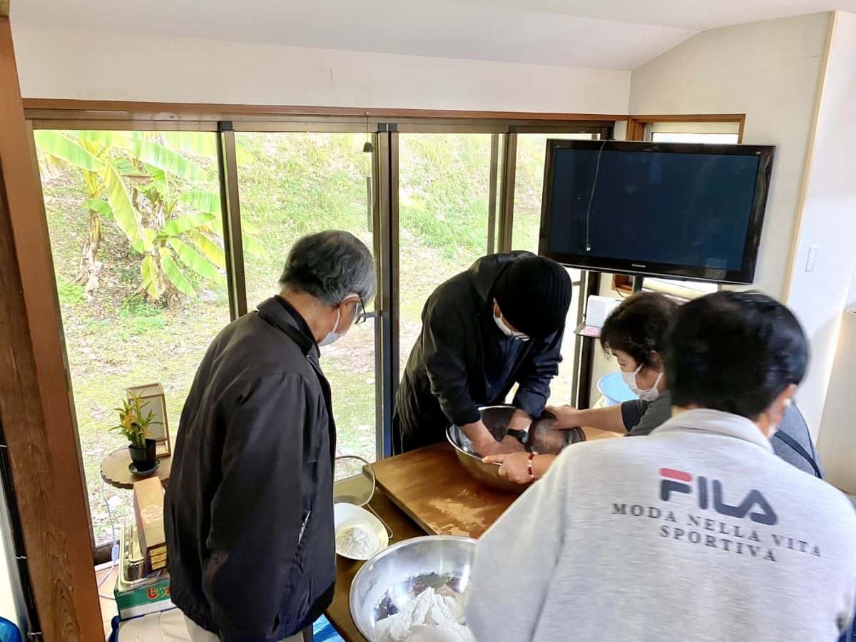 出雲市伊野地区で行われた耕作放棄地復活プロジェクトのそば打ち体験の様子