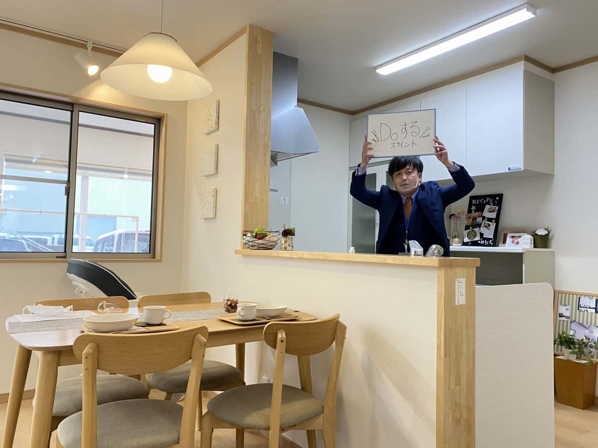 島根県松江市にある工務店・不動産屋『ハウスドゥ松江店』での空き家・不動産の買取りと売却について説明中