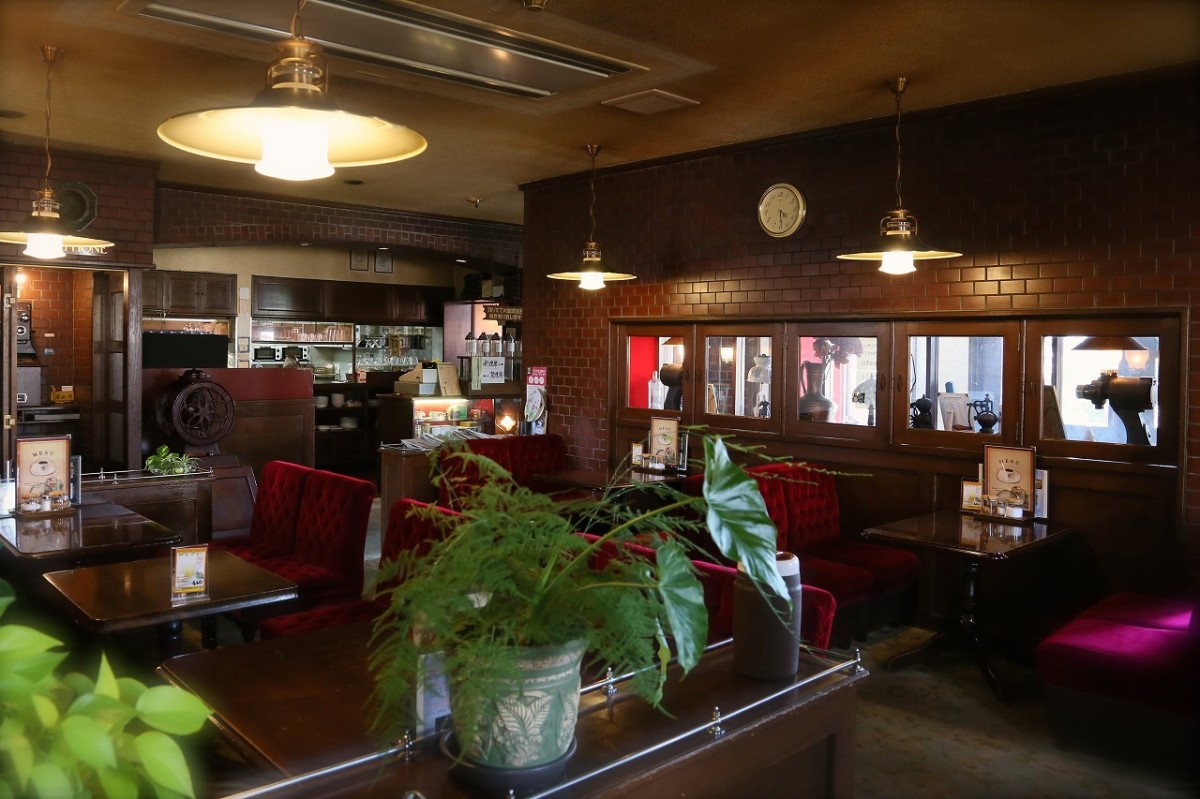 鳥取県湯梨浜町の人気喫茶店『コーヒーハウス葡瑠満（ブルマン）』のレトロな店内