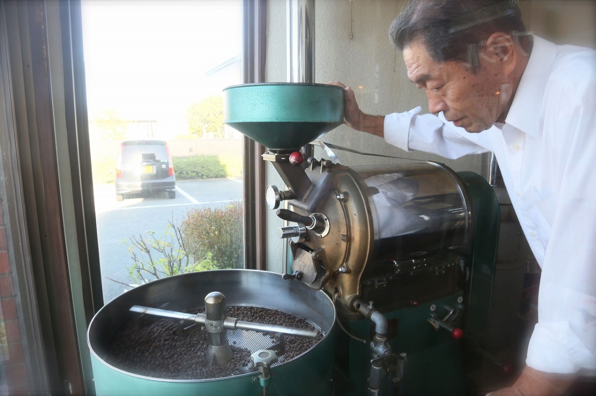 鳥取県湯梨浜町の人気喫茶店『コーヒーハウス葡瑠満（ブルマン）』での焙煎の様子