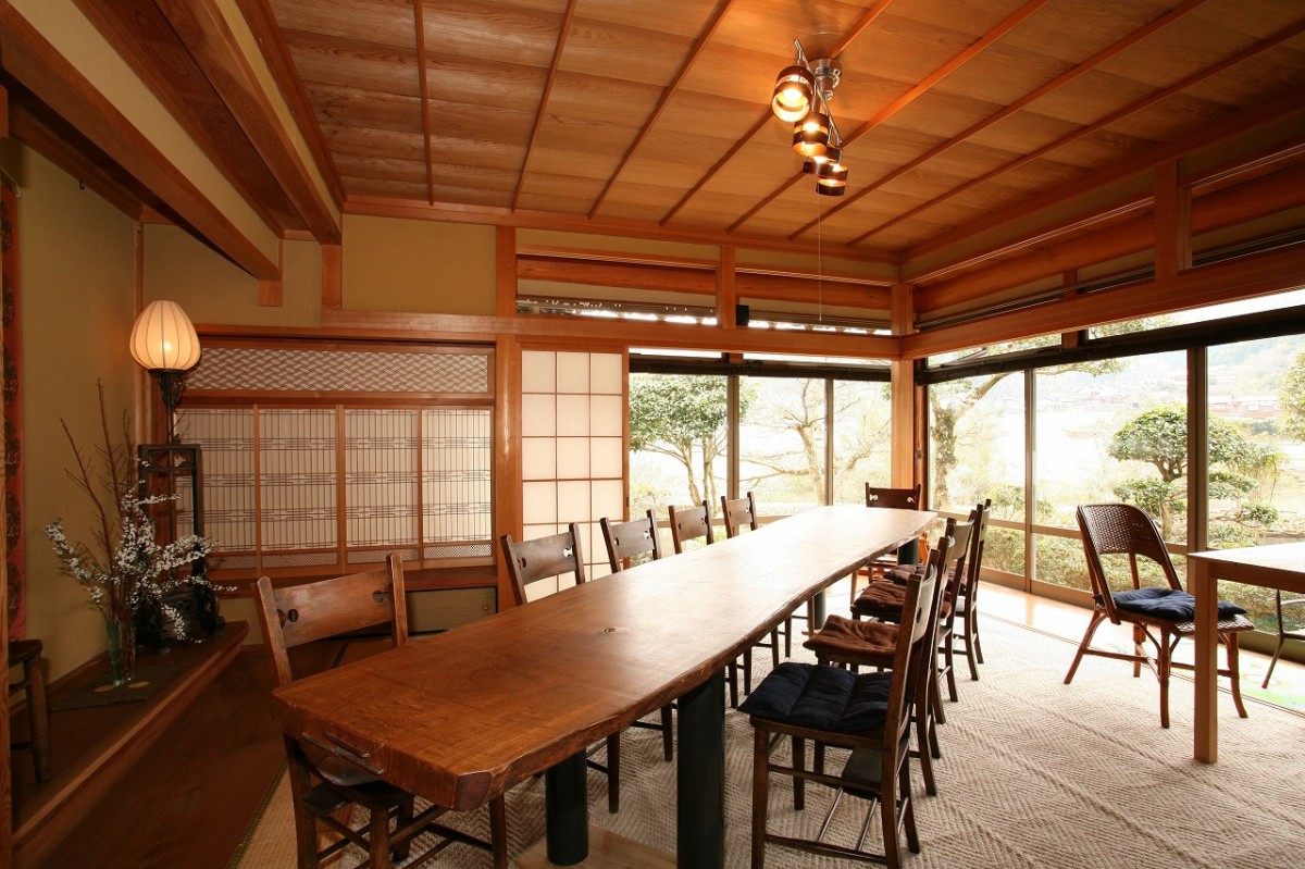 鳥取市河原町にある古民家カフェ『えばこGOHAN』の店内の様子