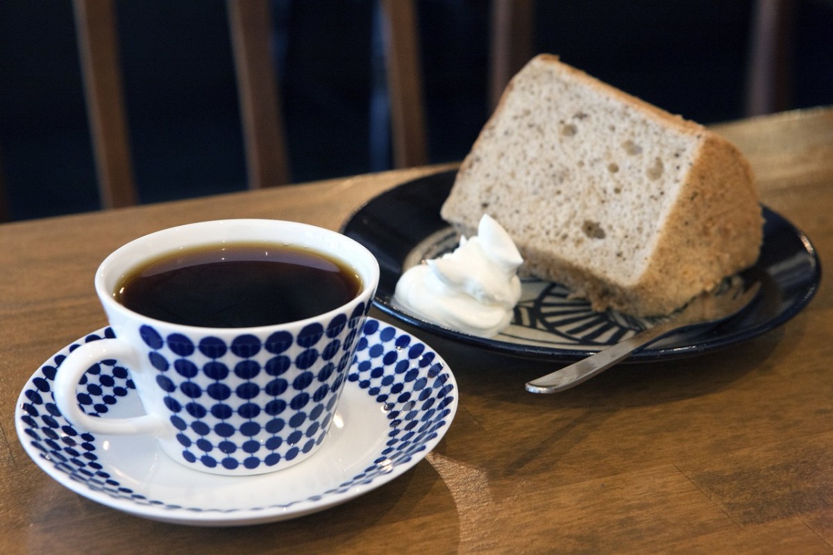 松江市殿町にあるコーヒー専門のカフェ『libre coffee roaster（リブルコーヒーロースター）』のコーヒーとおすすめのケーキ