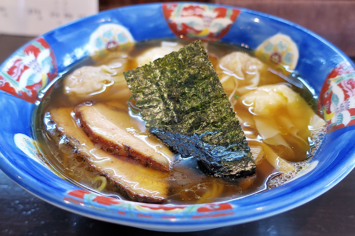 島根県松江市にある人気ラーメン店『支那そば かつみ』のワンタン麺