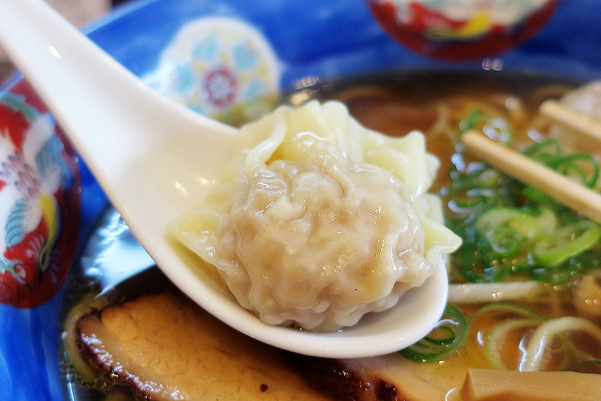 島根県松江市の人気ラーメン店『支那そば かつみ』の名物メニュー「特製ワンタン麺」のワンタン