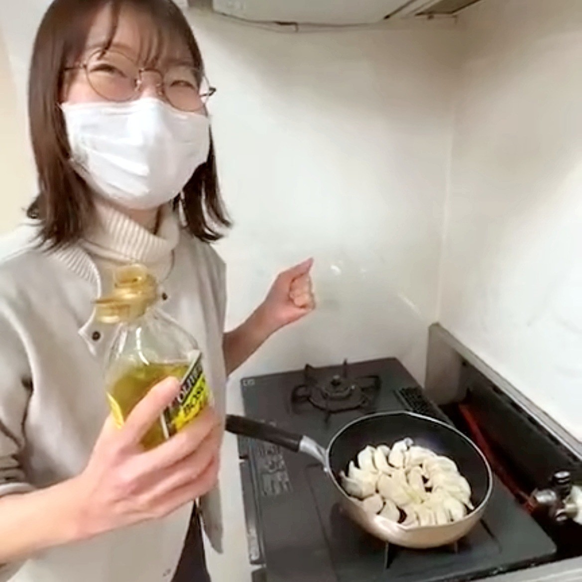 島根県出雲市の『生餃子専門店 菜月』でテイクアウトできる餃子を調理している様子