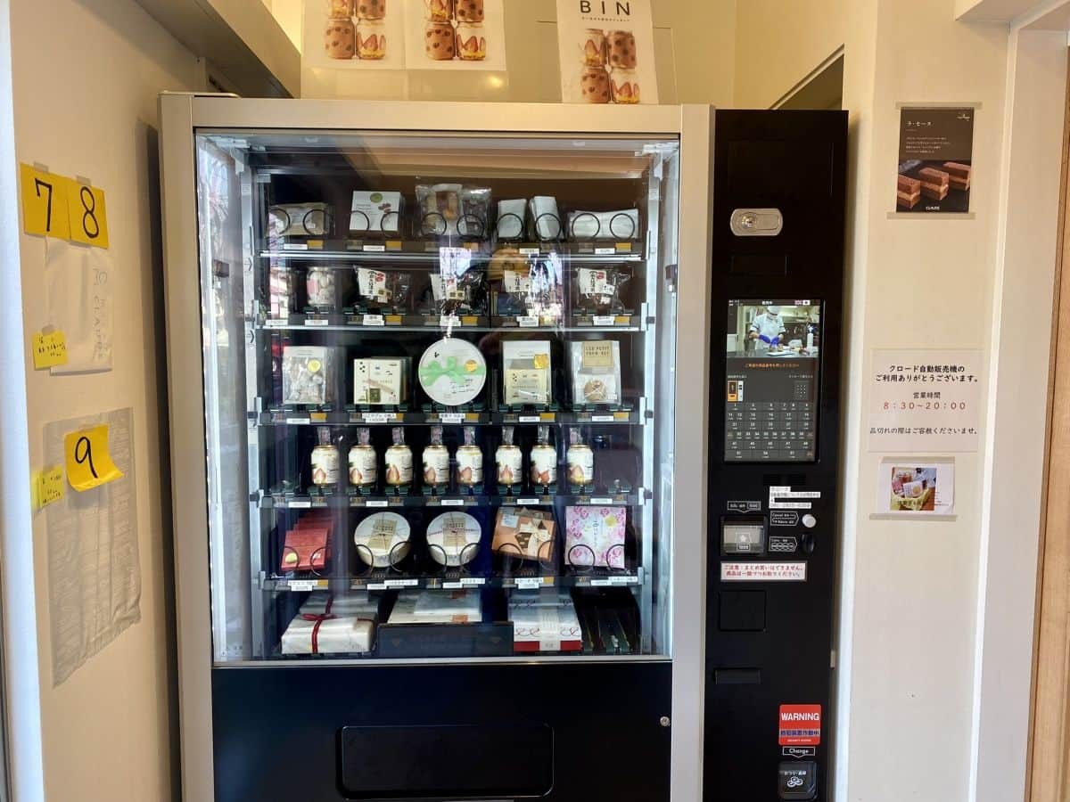 島根県松江市のスイーツ店『フランス菓子クロード上乃木本店』にあるケーキ缶の自販機の様子