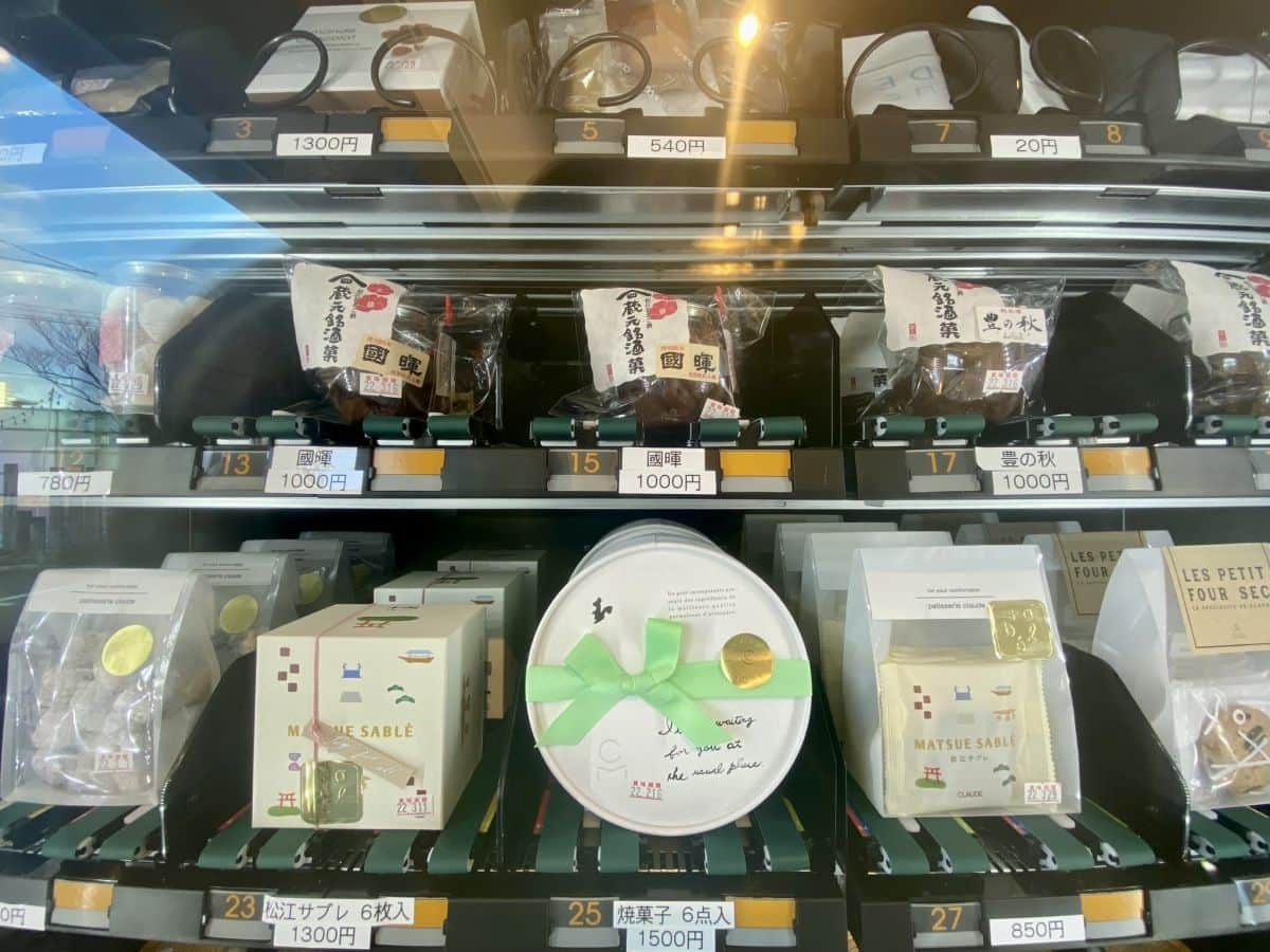 島根県松江市のスイーツ店『フランス菓子クロード上乃木本店』にあるケーキ缶の自販機の様子