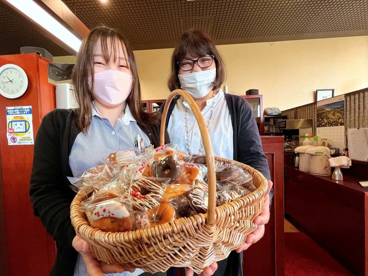 島根県安来市の『ホテルひさご家』のレストラン内で販売しているスイーツとスタッフさんの写真