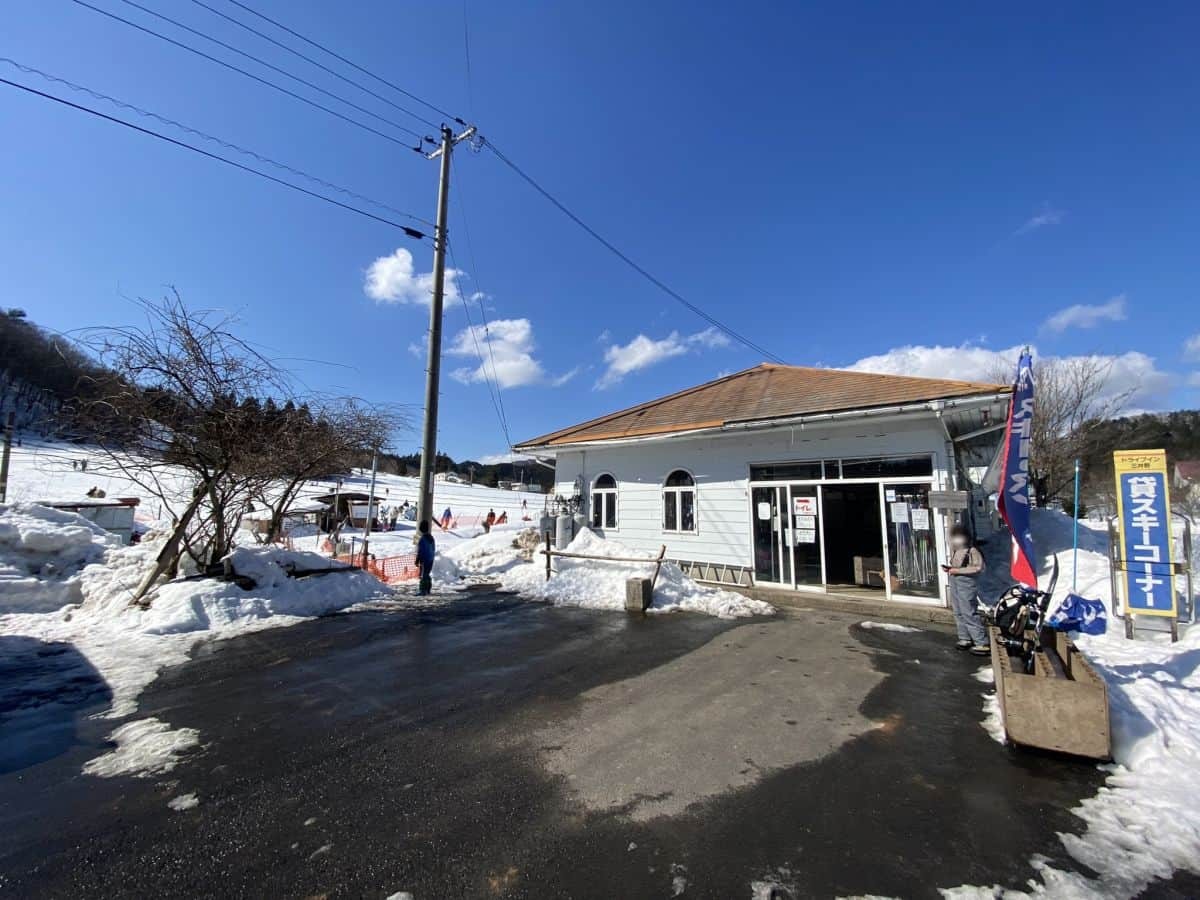 島根県奥出雲町にある穴場スキー場『三井野原スキー場』に隣接する『ドライブイン三井野』の様子