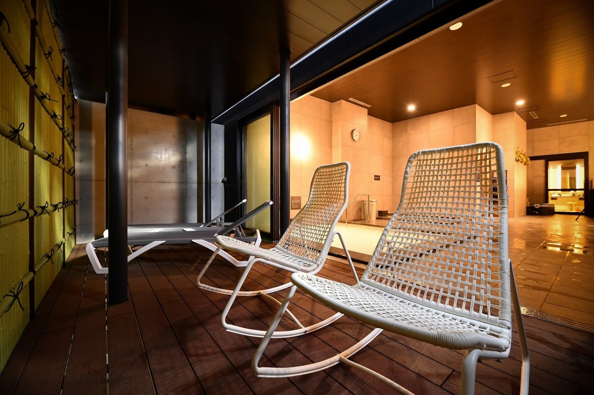 島根県出雲市にオープンした『サウナリゾートオリエンタル出雲～神楽の湯～』の外気浴スペース