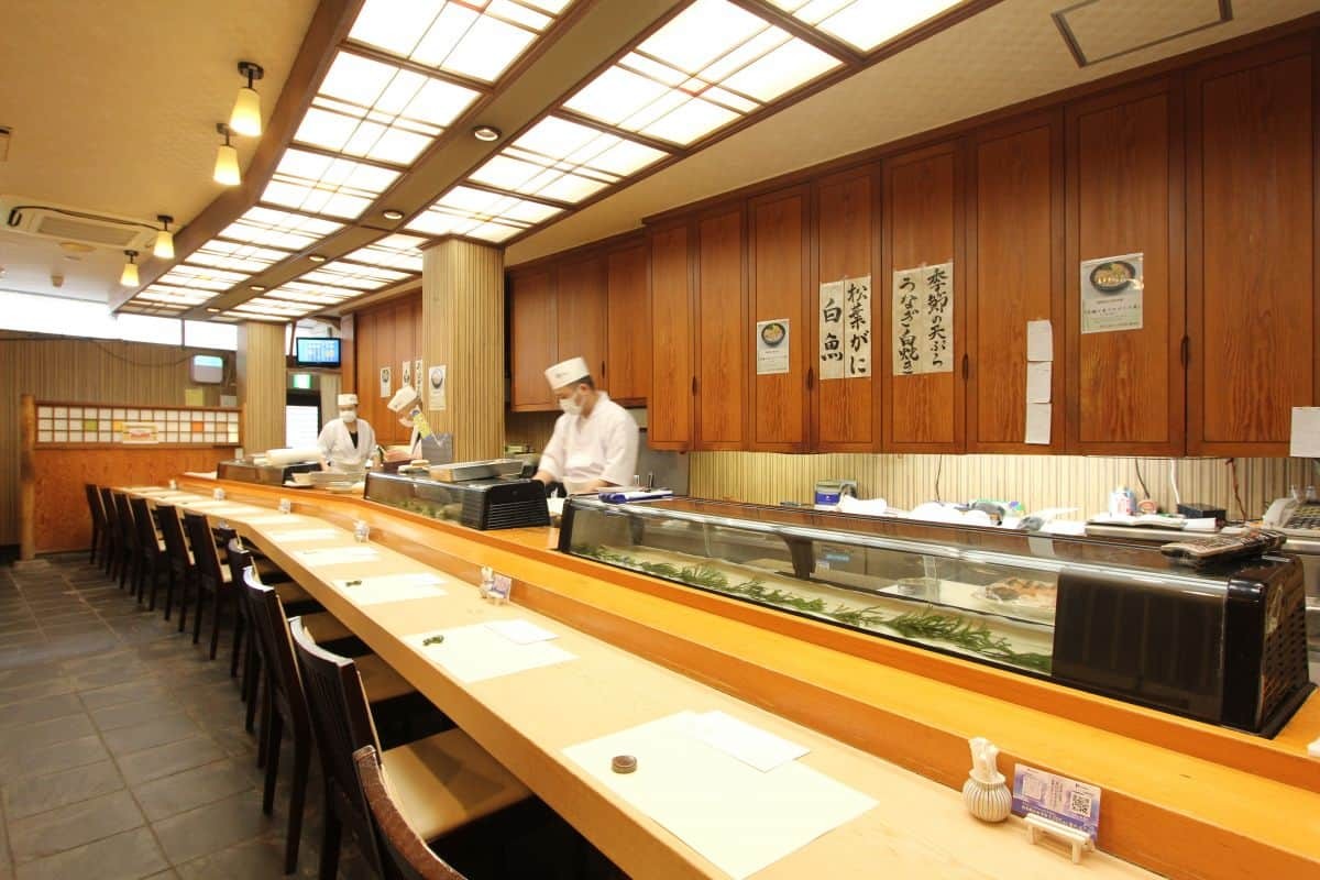 島根県松江市の老舗寿司店『呉竹鮨 松江本店』の店内・カウンター席の様子