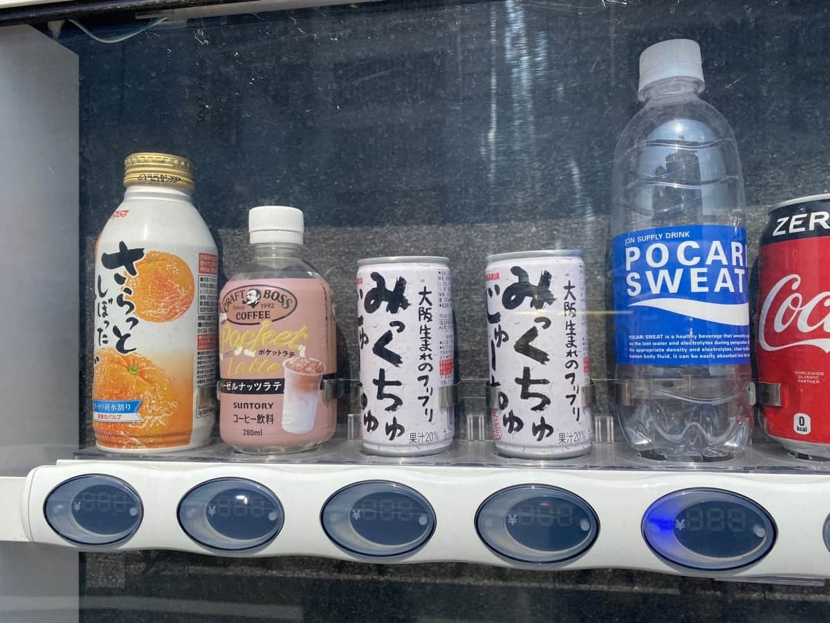 島根県出雲市のおしゃれカフェ『カフェレオン』前にある自販機の様子