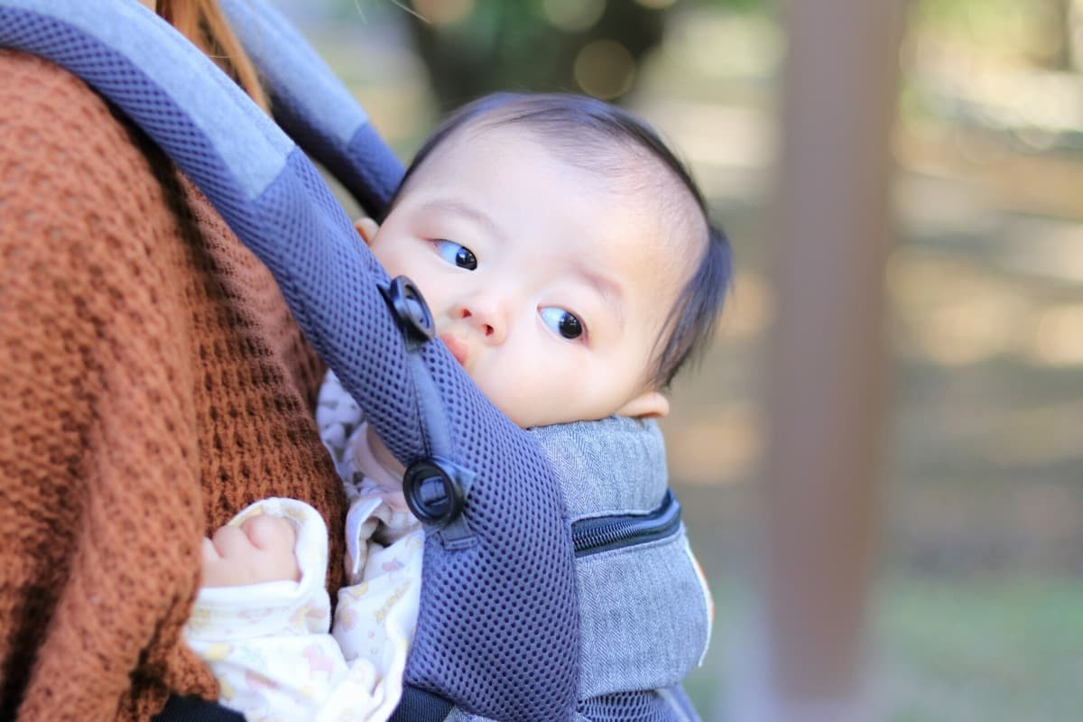 お母さんに抱っこされる赤ちゃん