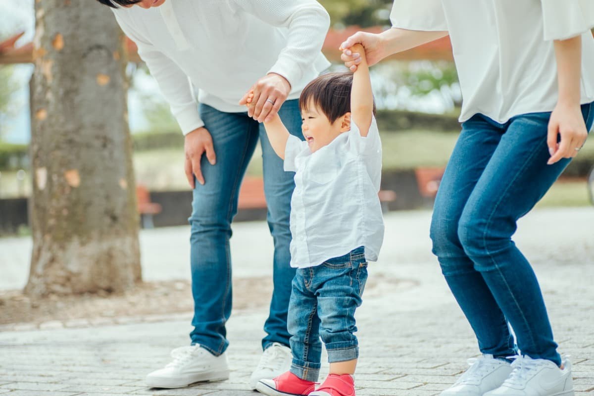 子どもとお散歩している家族のイメージ