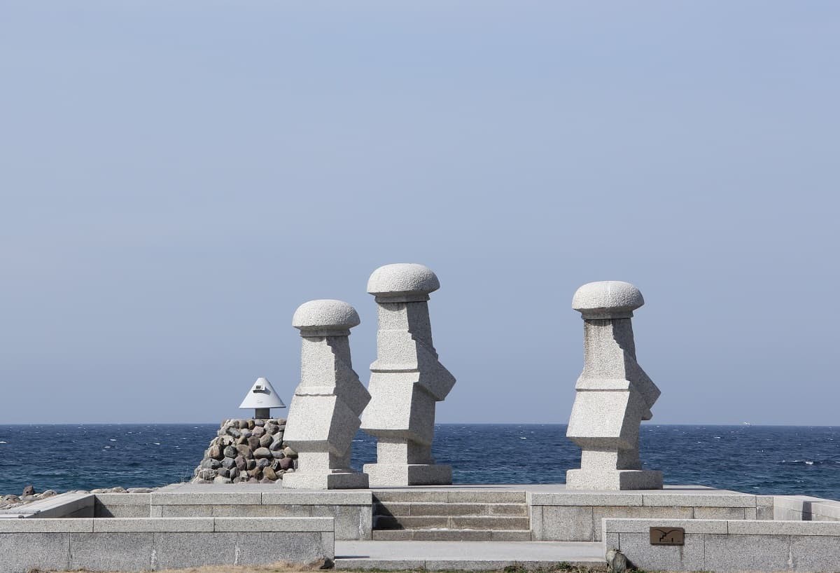 鳥取県琴浦町にある観光スポット『波しぐれ三度笠』