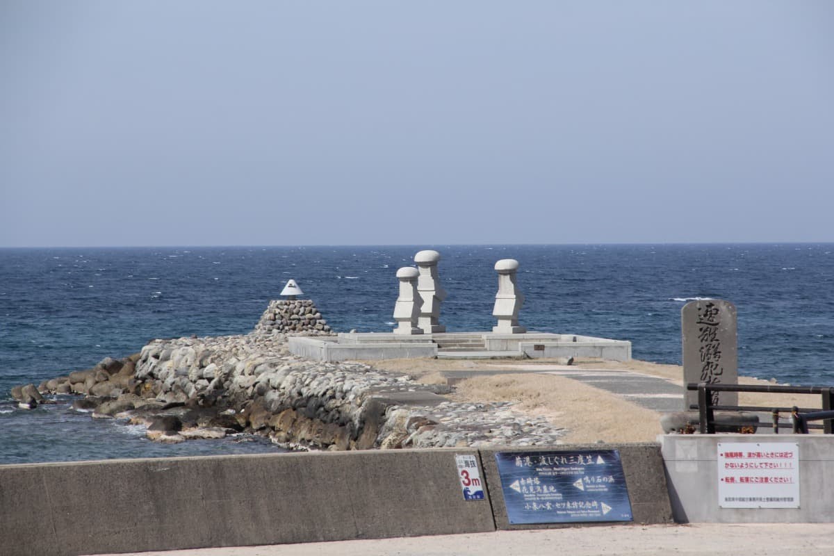 鳥取県琴浦町にある穴場観光スポット『波しぐれ三度笠』の様子