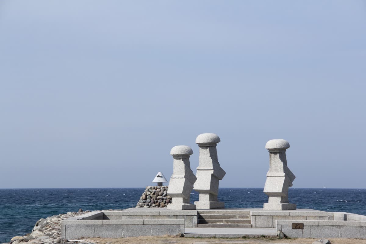 鳥取県琴浦町にある穴場観光スポット『波しぐれ三度笠』の様子