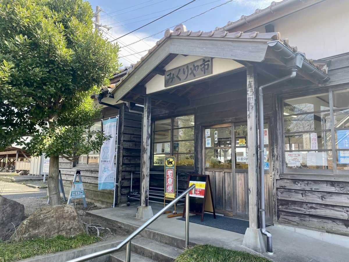 鳥取県大山町にある山陰最古の駅舎『御来屋駅』の様子